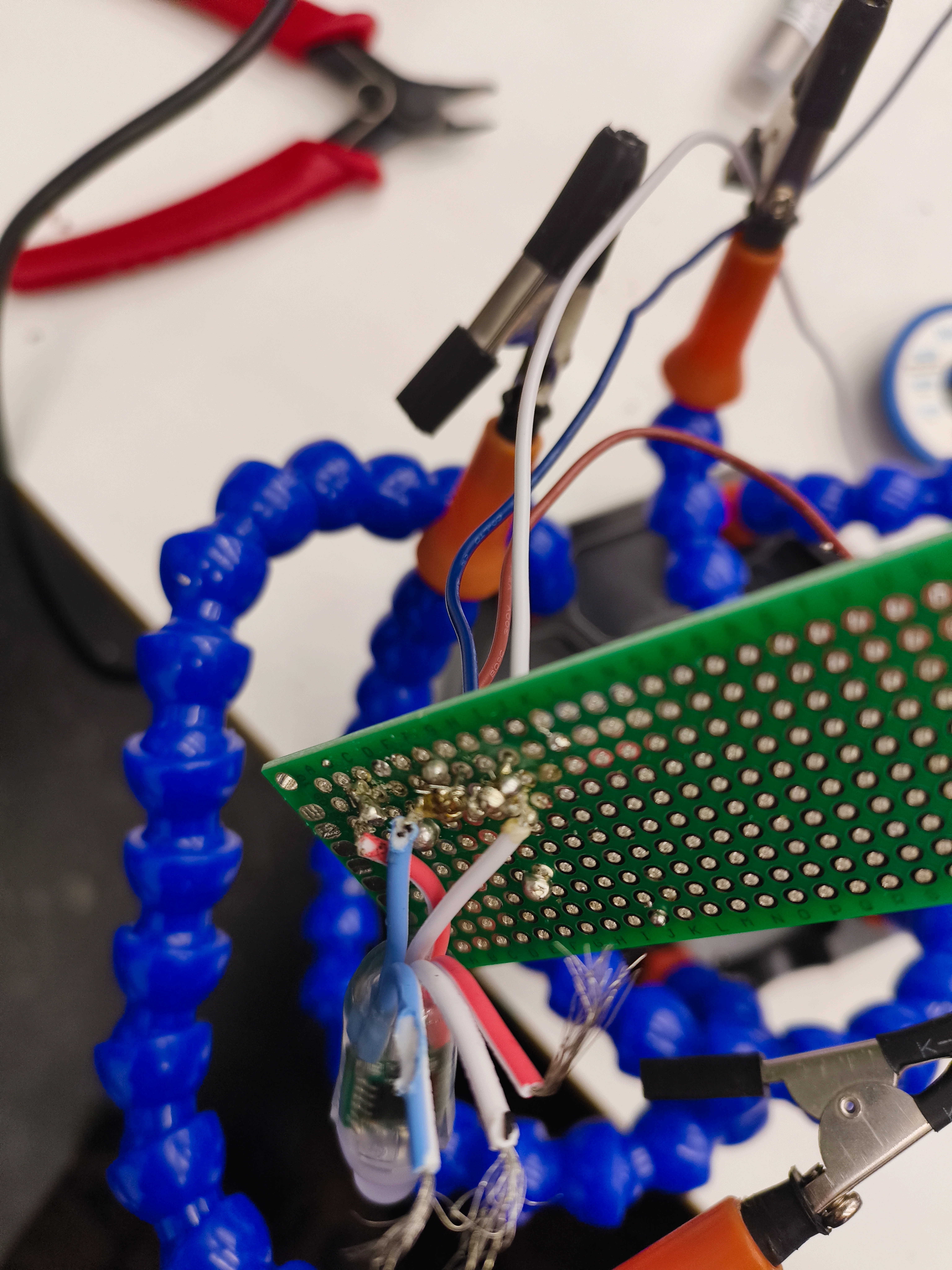 Eine Platine von unten, wie eine LED dran gelötet wurde.