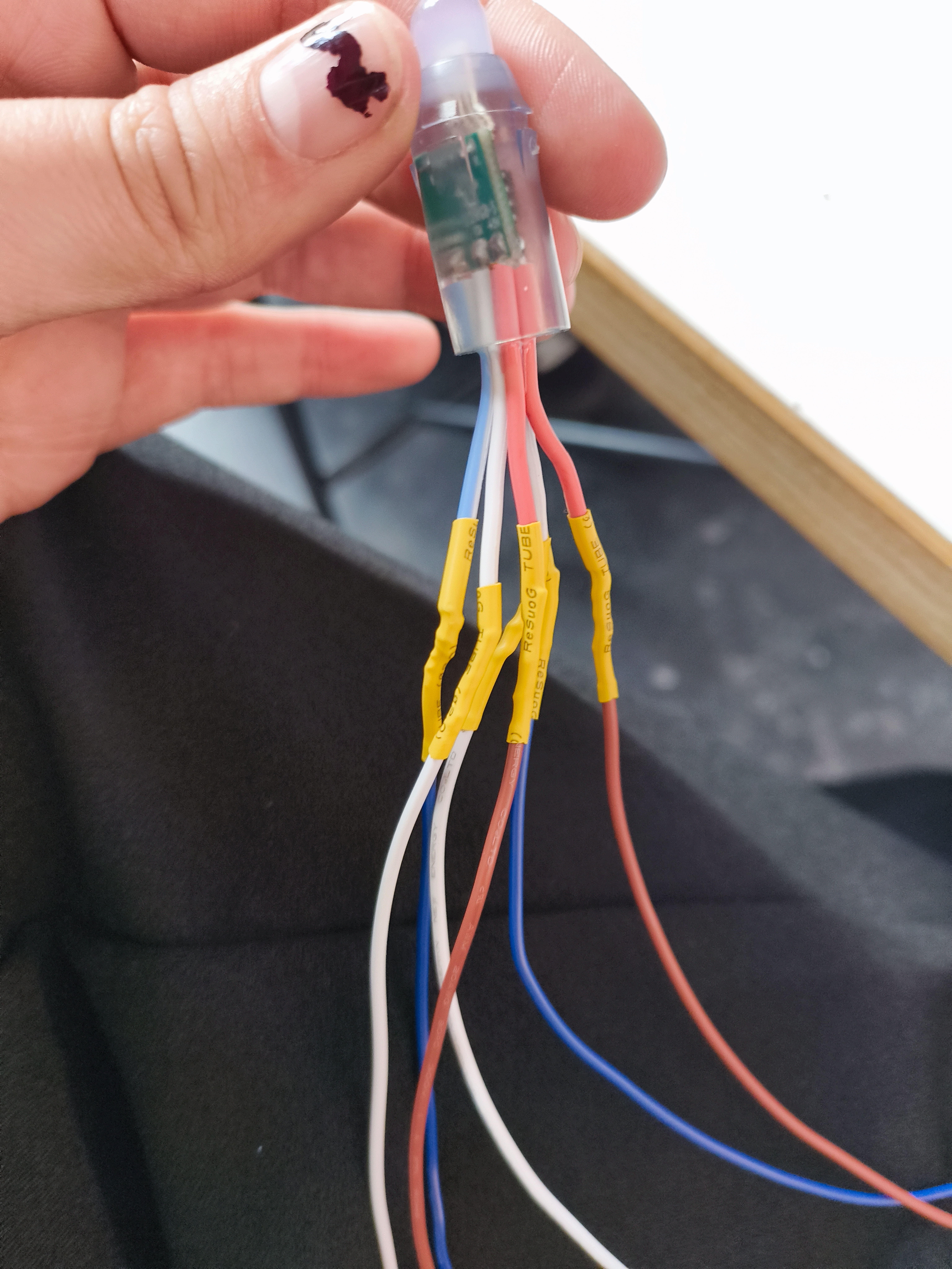 Eine LED, die wir mit Verlängerungskabeln verbunden haben.