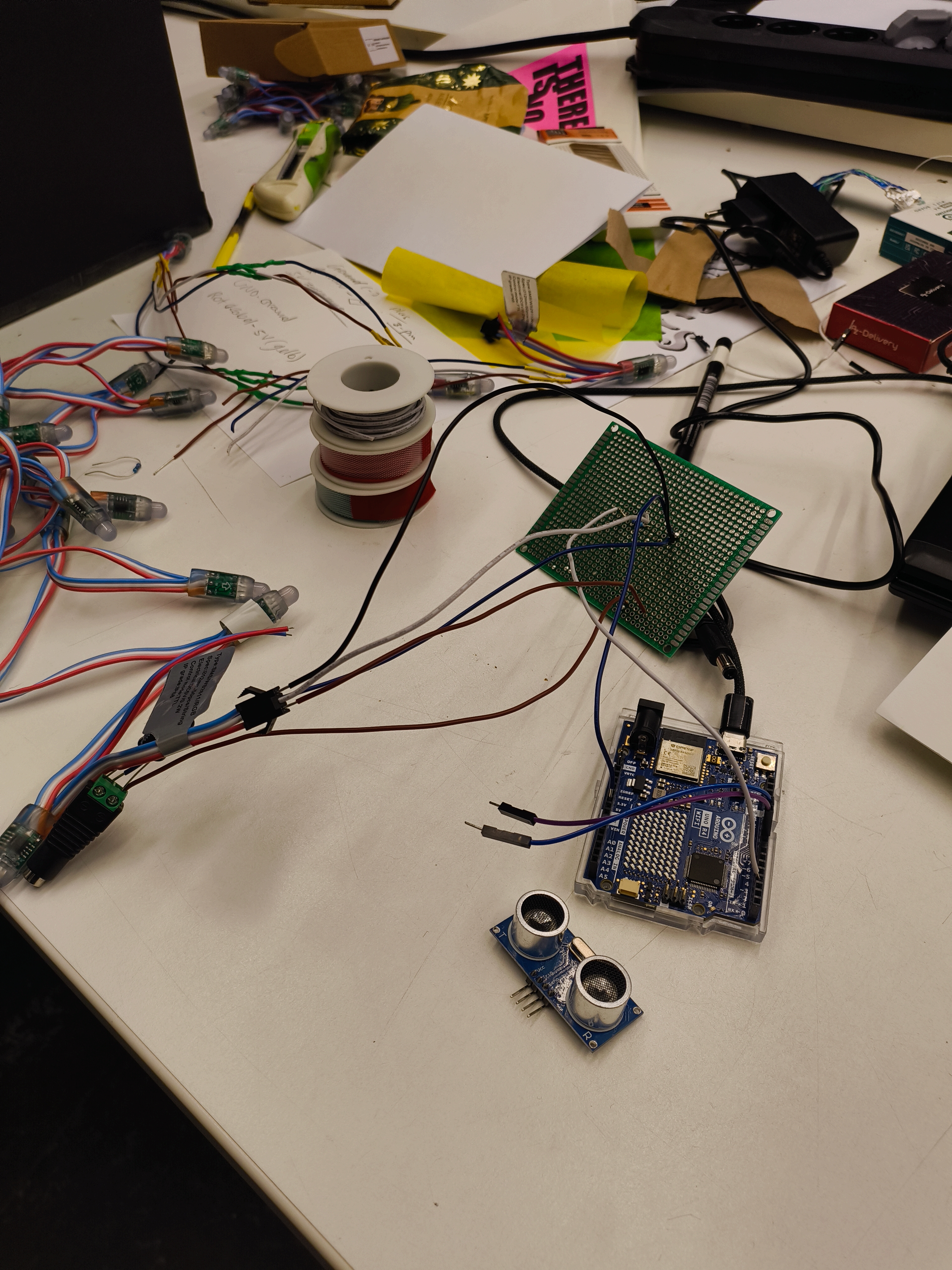 Eine Platine, die mit angelöteten LEDs und dem Arduino-Board verbunden ist