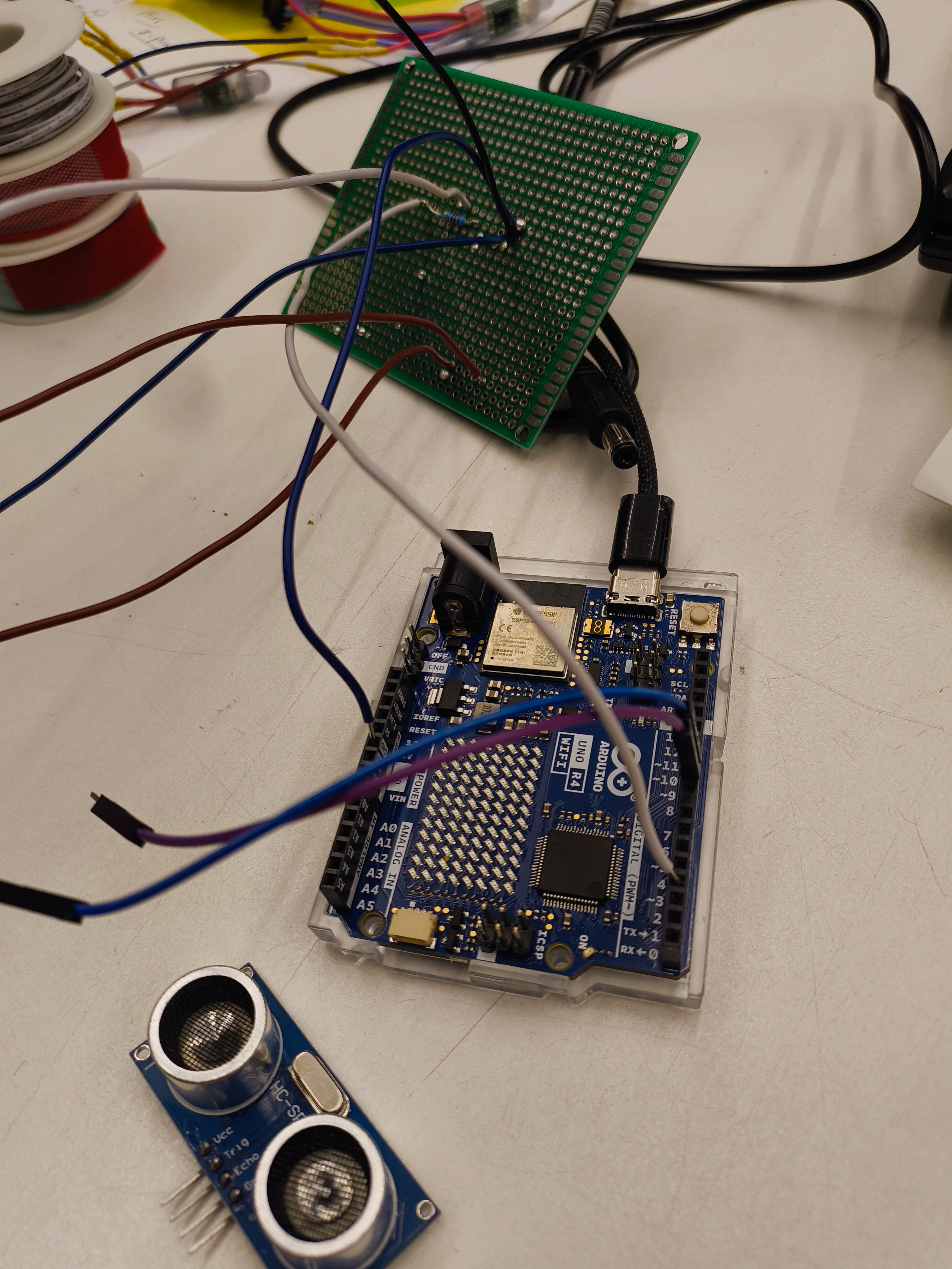Eine Platine, die mit dem Arduino-Board verbunden ist.