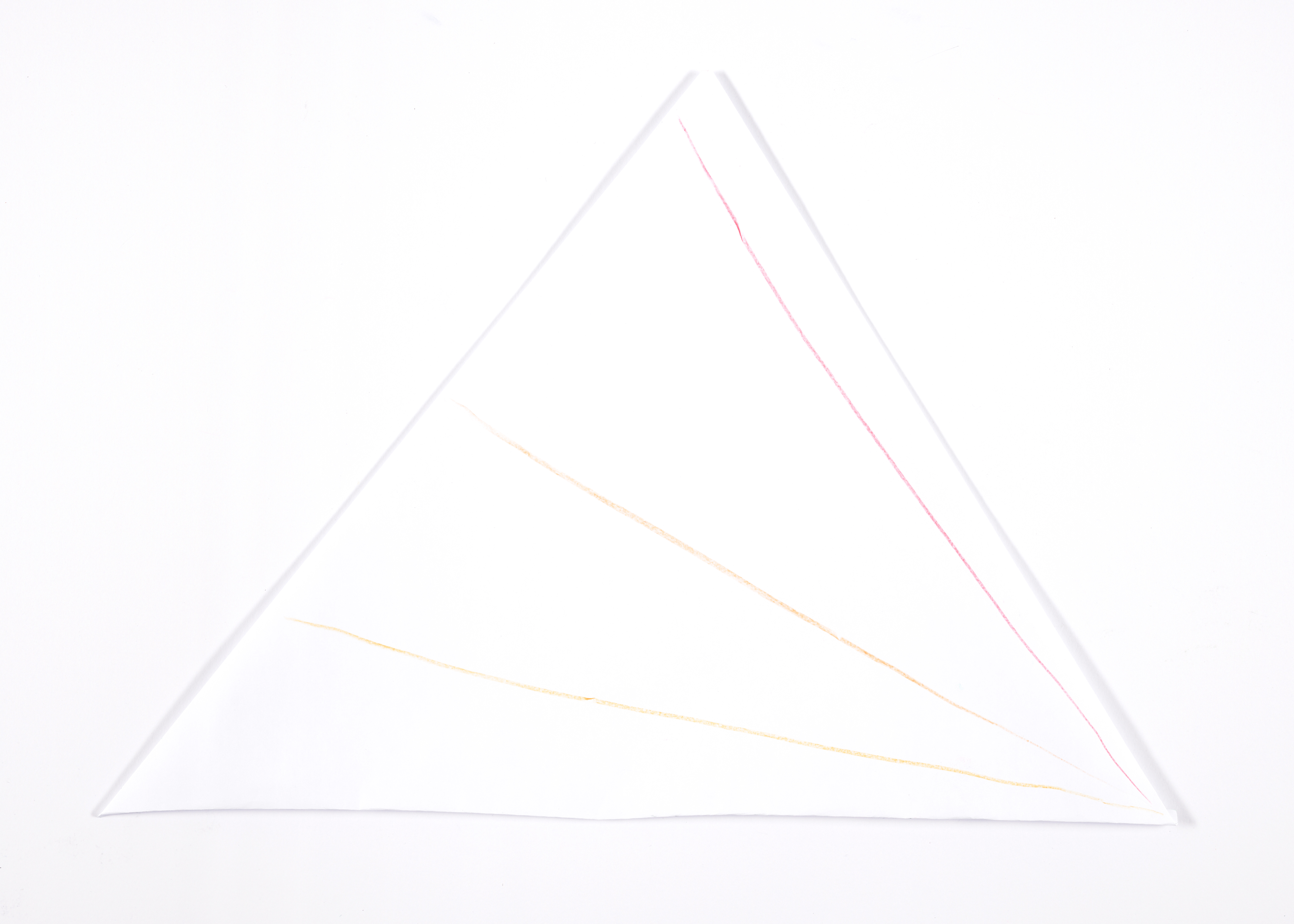 Zeichne in drei verschiedenen Farben Linien, welche drei verschiedene Winkel besitzen. Das Papierformat ist ein Dreieck mit einer Seitenlänge von 33 cm.